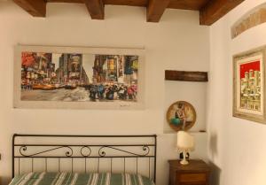- une chambre avec un lit et une peinture murale dans l'établissement Casa sull'Adige, à Vérone