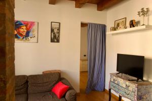 Il comprend un salon doté d'un canapé et d'une télévision à écran plat. dans l'établissement Casa sull'Adige, à Vérone