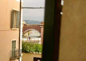 een uitzicht op een brug over een rivier vanuit een gebouw bij Casa sull'Adige in Verona
