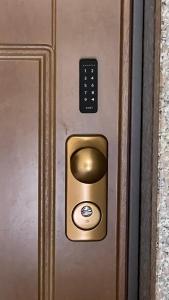 a door with a lock and a remote control on it at Alle porte di Torino in Moncalieri