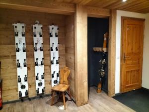 una stanza con chitarra e parete di bottiglie di vino di Chalet Le Grand-Bornand, 7 pièces, 13 personnes - FR-1-467-31 a Le Grand-Bornand