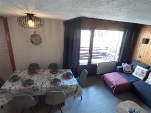 - un salon avec une table et un canapé dans l'établissement Appartement Le Grand-Bornand, 4 pièces, 6 personnes - FR-1-467-59, au Grand-Bornand