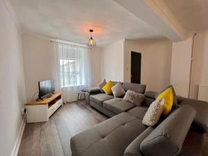 a living room with a couch and a television at Pass the Keys Quiet Hidden Gem in Swansea CitySleeps 5 in Swansea