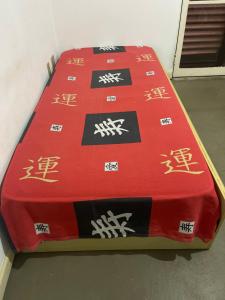 Una manta roja con escritura china. en Estações, en Campinas