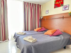 Un dormitorio con dos camas con toallas encima. en Apartments in Tenerife, en Playa de las Américas 11 fotos más