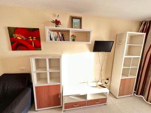 Una sala de estar con un sofá y un escritorio. en Apartments in Tenerife, en Playa de las Américas