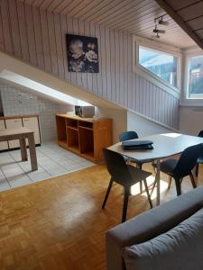 uma cozinha e sala de jantar com mesa e cadeiras em 2p1/2 proche de la gare em Fribourg