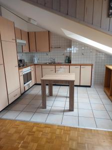 una cocina con una mesa en el medio. en 2p1/2 proche de la gare en Fribourg