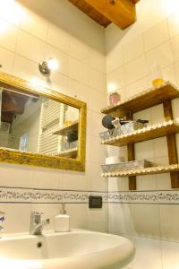 een badkamer met een wastafel en een spiegel bij Casa sull'Adige in Verona +11 foto's