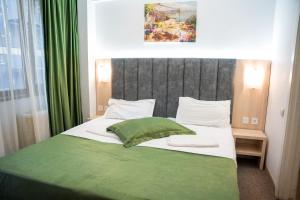Postel nebo postele na pokoji v ubytování Hotel Cantemir