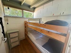 Cette petite chambre comprend 2 lits superposés. dans l'établissement Wildrijk 104, à Sint Maartensvlotbrug