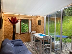 une petite maison avec une table et des chaises dans une pièce dans l'établissement Studio indépendant au calme à Biarritz, à Biarritz