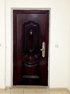 eine braune Tür mit einem Griff in einem Zimmer in der Unterkunft Appartement Complète à Tanja balia proche de la mer in Tangier
