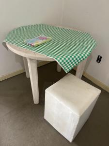 uma mesa com uma toalha de mesa verde e xadrez branca em Estações em Campinas