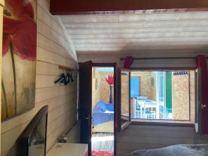 Televízia a/alebo spoločenská miestnosť v ubytovaní Studio indépendant au calme à Biarritz