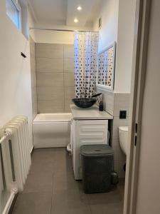 a bathroom with a tub and a sink and a toilet at Apartament Magdalena in Szczytna