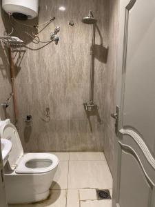 łazienka z toaletą i prysznicem w obiekcie شقه مميزه بدخول ذاتي 2 w Rijadzie