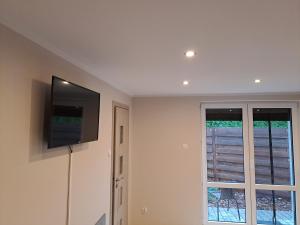 Telewizja i/lub zestaw kina domowego w obiekcie Cztery Kąty Apartament Wągrowiec