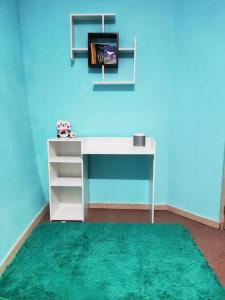 a desk in a room with a green rug at Cálido Garzonier en Sopocachi in La Paz