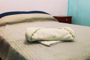 a white towel sitting on top of a bed at Cálido Garzonier en Sopocachi in La Paz