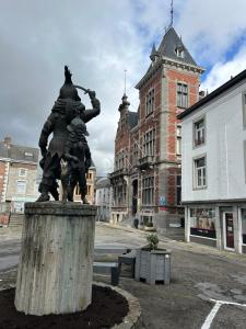 a statue of two people standing in front of a building at Les petits nids de Nina 3 in Fosses-La-Ville
