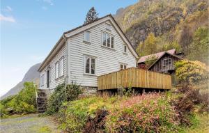 una casa vieja al lado de una montaña en 5 Bedroom Amazing Home In Suldalsosen, en Suldalsosen