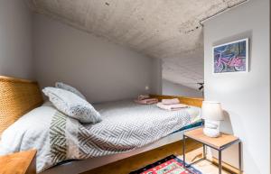 Postel nebo postele na pokoji v ubytování Roshka 2 BD Apart 501