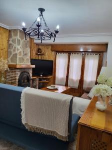 ein Wohnzimmer mit einem Sofa und einem Kamin in der Unterkunft Casa Hermi in Arenas de San Pedro
