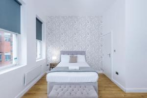 Kama o mga kama sa kuwarto sa Stylish Apartment located in the City Centre of Liverpool - Sleeps 5