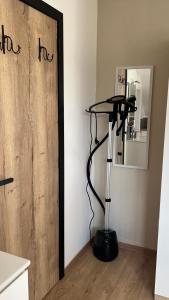 una lámpara en una habitación junto a una puerta de madera en SalzinnesChezSoi, en Namur