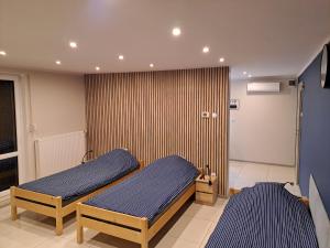 pokój z 2 łóżkami w pokoju w obiekcie Cztery Kąty Apartament Wągrowiec w Wągrowcu