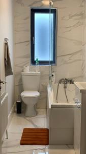 bagno con servizi igienici, lavandino e finestra di Large bedroom near to the center 