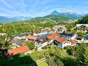 una vista aérea de una ciudad con montañas en el fondo en Frieda's Bergblick mit Hallenbad en Berchtesgaden