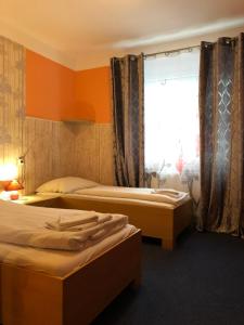 Postel nebo postele na pokoji v ubytování Hotel Herman