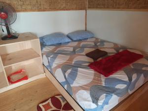 uma cama num pequeno quarto com uma cama em Boneputeh Homestay em Taliwang
