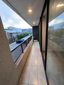 Un balcón o terraza de Habitacion Grande con baño privado en departamento compartido
