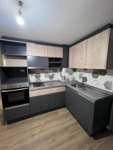 cocina con fregadero y fogones horno superior en Habitacion Grande con baño privado en departamento compartido en Santiago