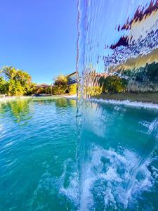 una fuente en un cuerpo de agua en Village Muta en Porto Seguro