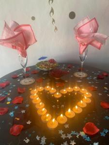 una mesa con velas y copas de vino. en Tantralove, en Aguatona