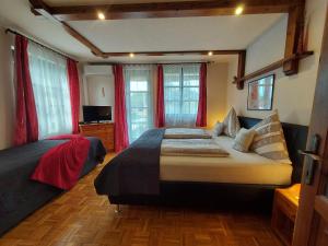 Postel nebo postele na pokoji v ubytování Titi Family Apartman + 36 fotografií