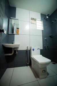 a bathroom with a toilet and a sink at Shams al Imarat in Palakkad