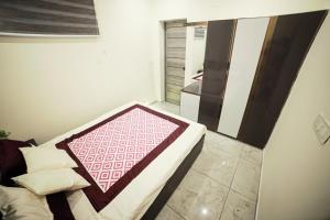 Shams al Imarat في بلكاد: غرفة معيشة مع أريكة ومرآة