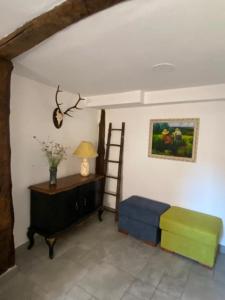 Habitación con cama, escritorio y escalera. en La Casa Rural de Pálmaces en Pálmaces de Jadraque