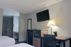 Postel nebo postele na pokoji v ubytování Super 8 by Wyndham Rockford I-90 Casino District