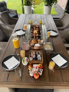 een houten tafel met een dienblad met eten en drinken bij NextDay in Erica