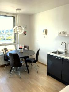 cocina y comedor con mesa y fregadero en Rosie apartment, en Nova Gorica
