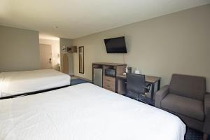 Postel nebo postele na pokoji v ubytování Super 8 by Wyndham Rockford I-90 Casino District