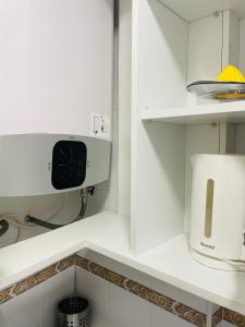A kitchen or kitchenette at Apartamento Conil Centro y Playa, descanso perfecto, con aire acondicionado y WIFI