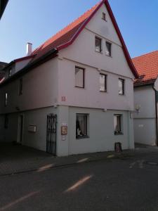 a large white building with a red roof at Großes Gästezimmer mit Kühlschrank in Marbach am Neckar