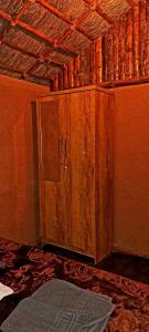 ein Holzschrank in der Ecke eines Zimmers in der Unterkunft Gowings Sahaara in Idukki